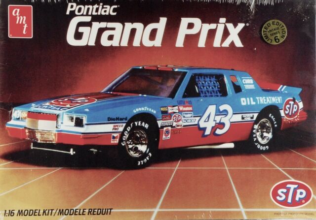 AMT Richard Pettys Pontiac Grand Prix 1/16 Model Kit