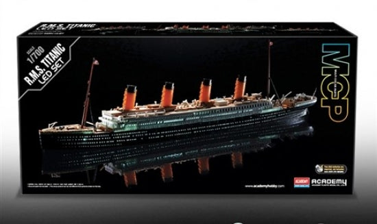 14220 1/700 R.M.S. Titanic w/Led Set