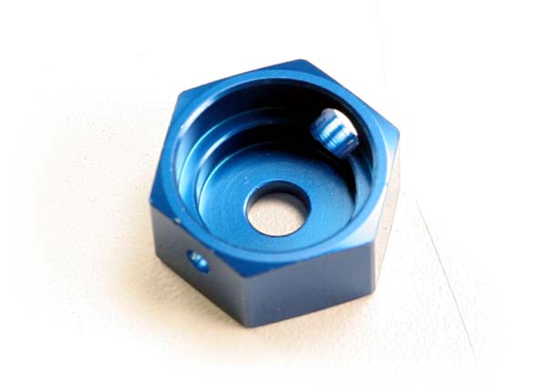 Brake adapter hex aluminum (blue) (for T-Maxx steel constant-velocity center driveshafts)